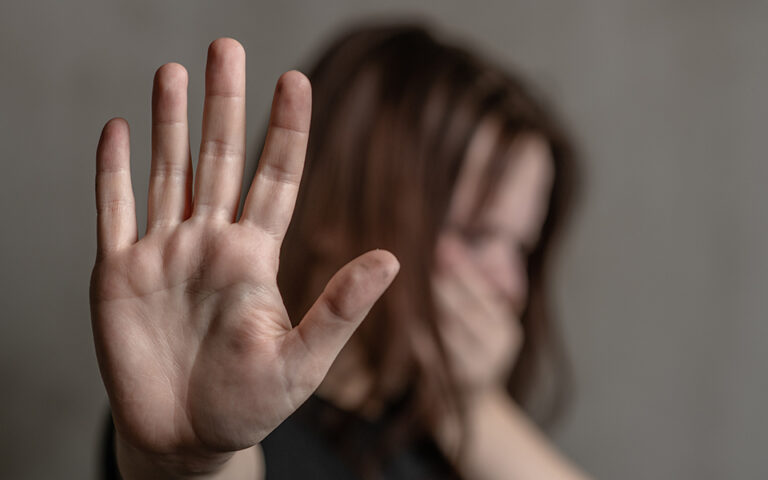 Βόλος: Σε ασφαλή χώρο η 26χρονη που δέχτηκε επίθεση με κατσαβίδι από τον σύντροφό της