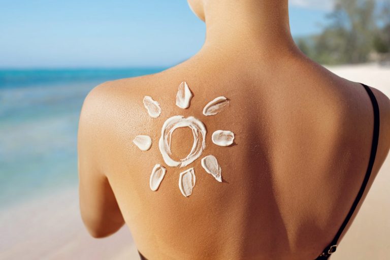 Ολοκληρωμένο σετ καλλυντικών για τις διακοπές σου: Ό,τι πρέπει να έχεις μαζί σου… και τίποτα παραπάνω