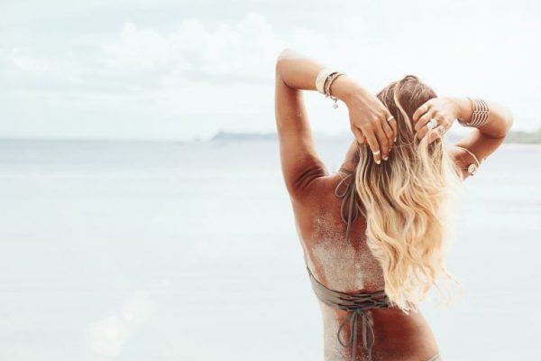 Πώς να προστατέψεις και να περιποιηθείς τα μαλλιά σου μετά από μια μέρα στη θάλασσα