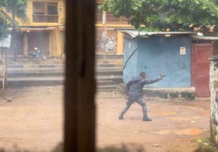 Σιέρα Λεόνε: Ξύλο μέχρι θανάτου για δύο αστυνομικούς σε διαδηλώσεις κατά της ακρίβειας