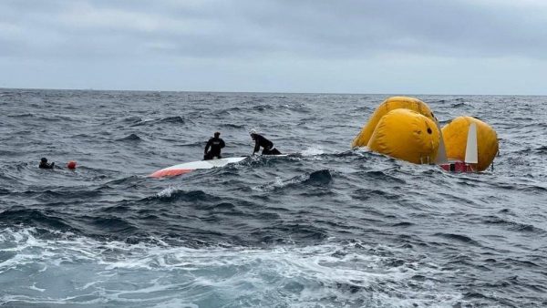 Συγκλονιστική ιστορία: Επέζησε 16 ώρες σε αναποδογυρισμένο σκάφος στον Ατλαντικό