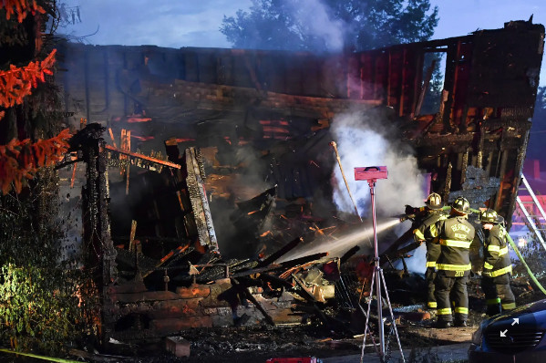 Τραγωδία: Πυροσβέστης κλήθηκε για πυρκαγιά σε σπίτι της οικογένειάς του – Κάηκαν 10 συγγενείς του