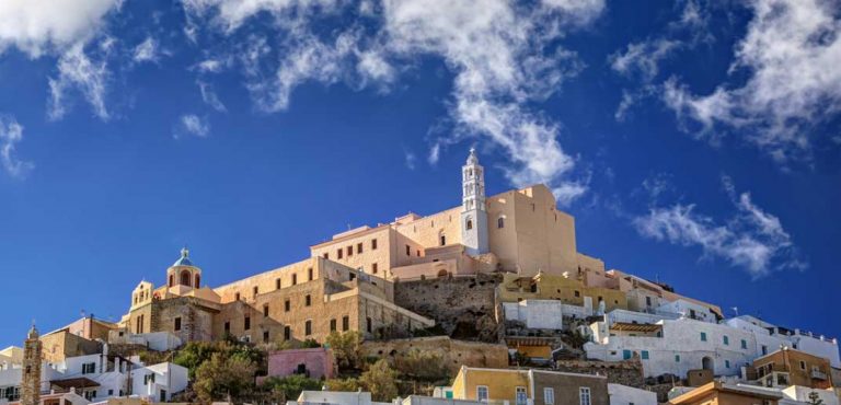 Άνω Σύρος: Ο μεγαλοπρεπής ναός του Σαν Τζώρτζη