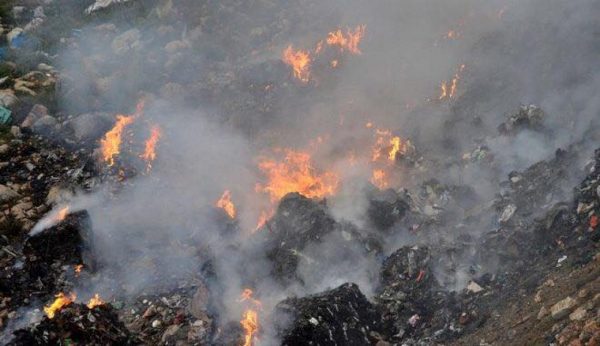 Φωτιά στη χωματερή της Φυλής – Καίγονται ελαστικά