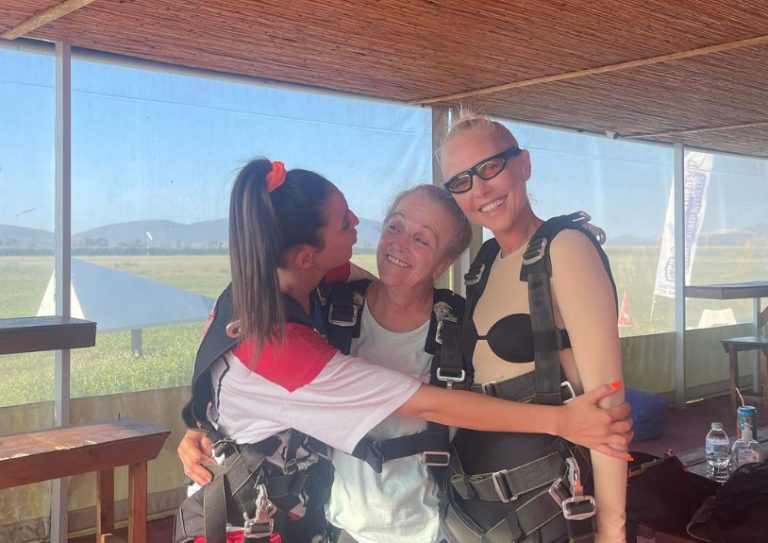 Τάμτα: Έκανε ελεύθερη πτώση με την μητέρα και την κόρη της – Η υπέροχη σχέση που έχουν