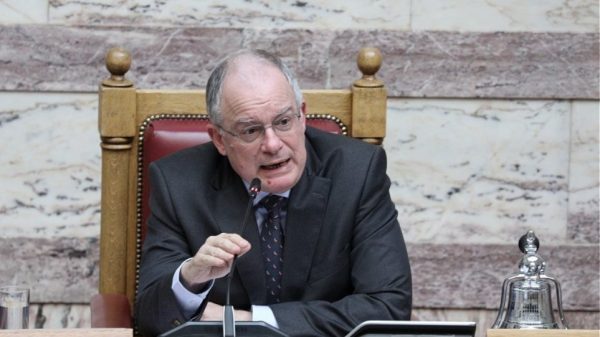 Απίστευτο: Εβγαζαν σέλφι κι έκαναν στόρι μέσα στη Βουλή