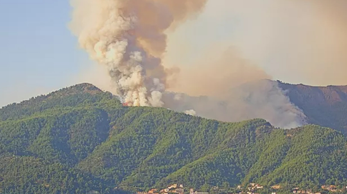 Θάσος: Αναζωπυρώθηκε η πυρκαγιά στη Σκάλα - Κατευθύνεται προς τον οικισμό