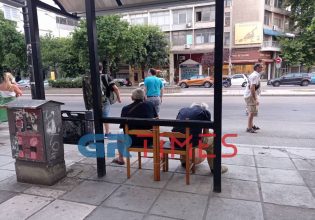 Θεσσαλονίκη: Έδεσαν καρέκλες σε στάση λεωφορείου για να μπορούν να κάθονται
