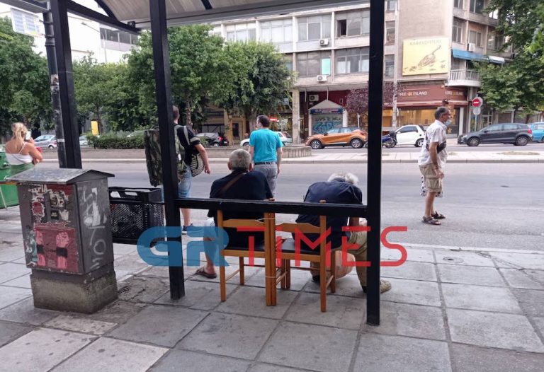 Θεσσαλονίκη: Έδεσαν καρέκλες σε στάση λεωφορείου για να μπορούν να κάθονται
