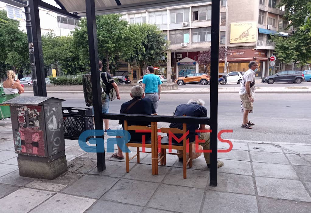 Θεσσαλονίκη: Έδεσαν καρέκλες σε στάση λεωφορείου για να μπορούν να κάθονται