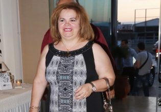 Έφη Θώδη: Τραγούδησε σε πανηγύρι το «Madame» φορώντας τα γυαλιά του Τραννού