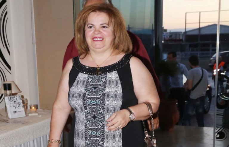 Έφη Θώδη: Τραγούδησε σε πανηγύρι το «Madame» φορώντας τα γυαλιά του Τραννού