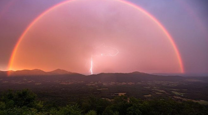 Φωτογράφισε κεραυνό κάτω από διπλό ουράνιο τόξο