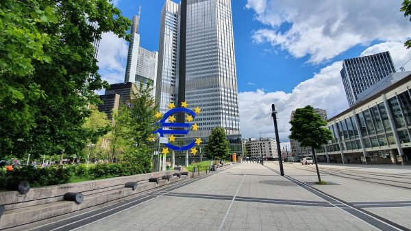 Οργισμένοι οι Ευρωπαίοι με την ΕΚΤ: Αφήνουν κακές κριτικές στο Google Maps