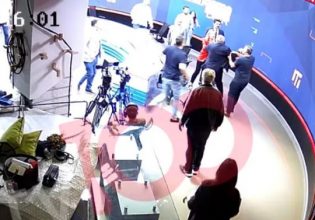 Τουρκία: Άγριος ξυλοδαρμός δημοσιογράφου στο στούντιο από βουλευτή και το σωματοφύλακα του