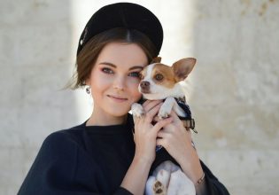 Τα σκυλιά δακρύζουν από τη χαρά τους όταν ξανασμίγουν με τους ανθρώπους που αγαπούν