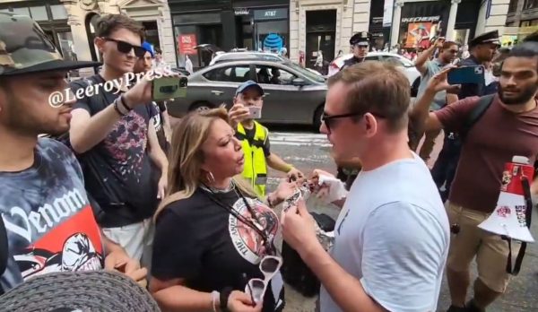 Χαμός σε vegan διαμαρτυρία – Έτρωγε κρέας μπροστά τους!