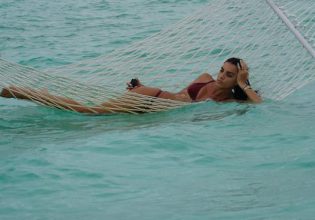 Άννα Μαρία Βέλλη: Διαβάζει ολόγυμνη το βιβλίο της και ανεβάζει και άλλο τη θερμοκρασία