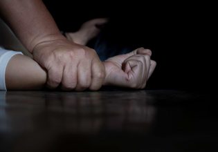 Ερέτρια: Τουρίστρια πήδηξε από μπαλκόνι ξενοδοχείου – Παραλίγο να πέσει θύμα βιασμού