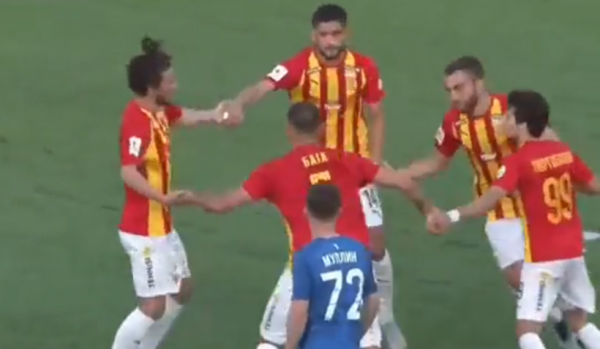 Έπος: Κομπίνα σε κόρνερ παίκτες να… χορεύουν πιασμένοι χέρι χέρι