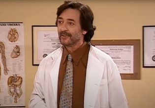 Θυμάστε τον Δρ. Βουλίδη από το Κωνσταντίνου και Ελένης; Σήμερα δεν θα τον αναγνώριζε ούτε ο Χάρης Ρώμας