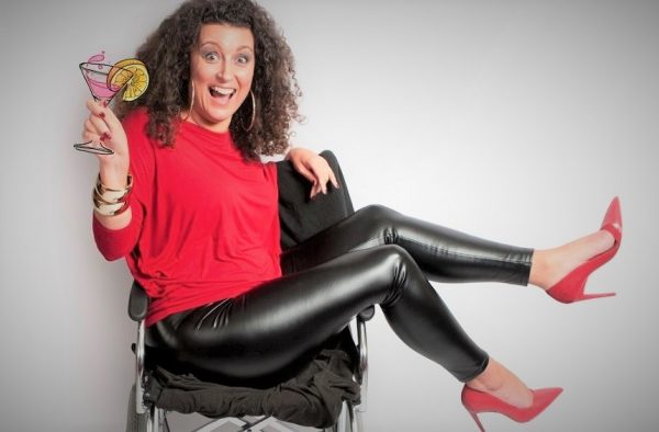 Η Κατερίνα Βρανά απολαμβάνει τους άδειους δρόμους της πόλης με το αναπηρικό αμαξίδιο της