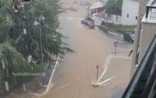 Έφτασε το κύμα κακοκαιρίας: Βρέχει στην Αττική – Καταιγίδες σε Θεσσαλονίκη και Χαλκιδική