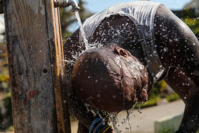 Στις παραλίες και τα σιντριβάνια για «ανάσες» δροσιάς για τους Αθηναίους