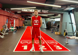 Ο Βεζένκοφ γύρισε από το Eurobasket και πήγε αμέσως στο ΣΕΦ (pic)