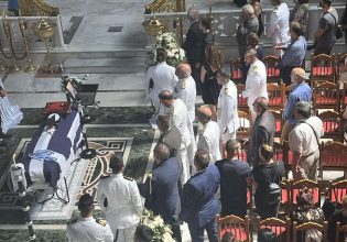 Λάρισα: «Λυπάμαι που δεν πρόλαβα ένα χορό μαζί σου» – Ράγισε καρδιές ο επικήδειος του αρχηγού Δοκίμων για τη Θάλεια