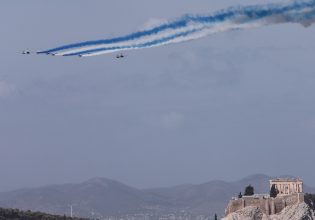 Αεροσκάφη πετούν πάνω από την Ακρόπολη και το Σούνιο