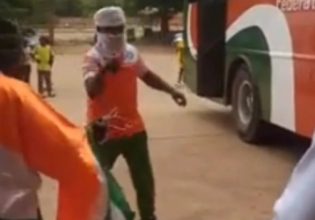 Απίστευτες εικόνες στην Αφρική: «Μάγοι» ψέκασαν με αίμα παίκτες ποδοσφαιρικής ομάδας