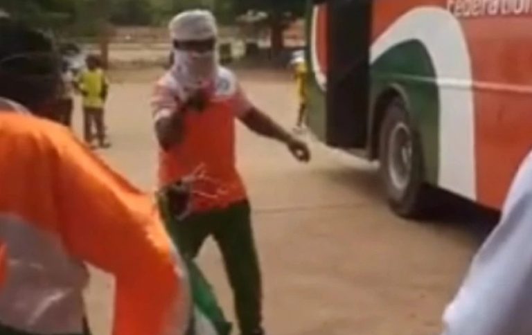 Απίστευτες εικόνες στην Αφρική: «Μάγοι» ψέκασαν με αίμα παίκτες ποδοσφαιρικής ομάδας