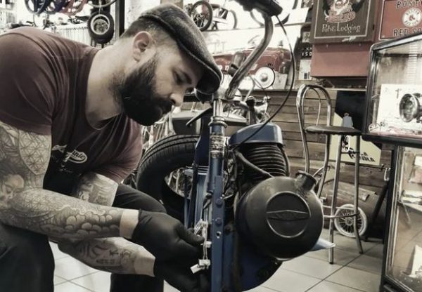 Μάριος Φωτόπουλος: Δίνει ξανά ζωή σε ποδήλατα άλλων δεκαετιών