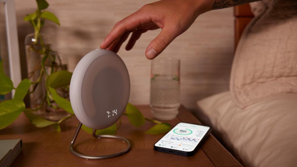 Amazon: Νέα συσκευή κομοδίνου παρακολουθεί τις φάσεις του ύπνου