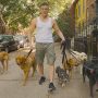 Κατάφερε να βγάζει 100.000 δολάρια ετησίως βγάζοντας βόλτα σκύλους