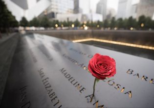 ΗΠΑ: Είκοσι ένα χρόνια μετά τιμούν τη μνήμη των θυμάτων της 11ης Σεπτεμβρίου 2001