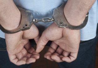 Πορνογραφία ανηλίκων: Στη φυλακή οδηγείται ο 62χρονος παρουσιαστής τηλεμάρκετινγκ
