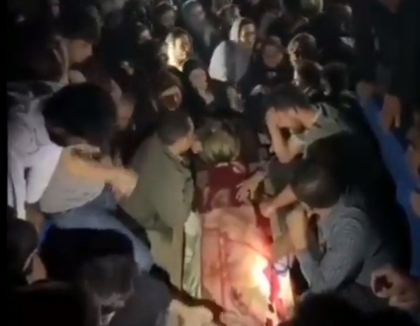 Ιράν: Θρήνος πάνω από τη σορό 16χρονης που σκοτώθηκε στις διαδηλώσεις – Συγκλονιστικό βίντεο