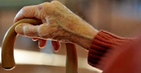 Βόλος: Μεθυσμένος πέταξε πιάτο στο κεφάλι της 86χρονης μητέρας του