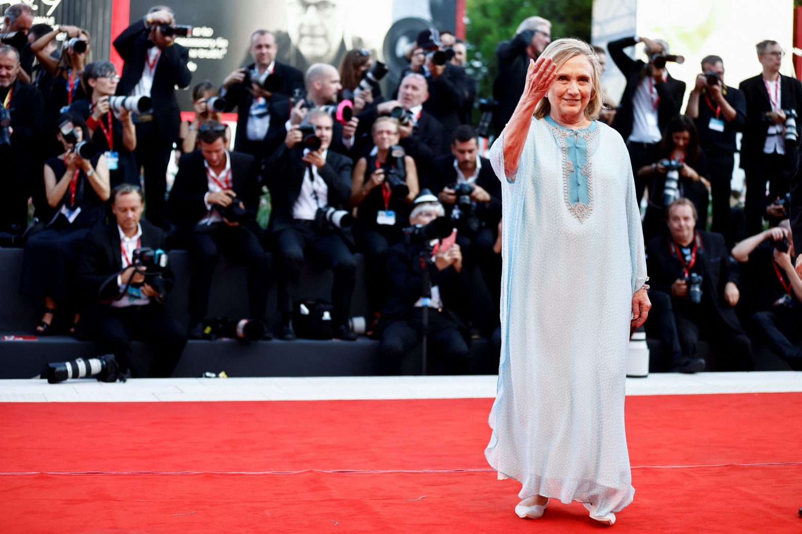 Η Χίλαρι Κλίντον σε σπάνια εμφάνιση στο κόκκινο χαλί του Φεστιβάλ Κινηματογράφου της Βενετίας 2022