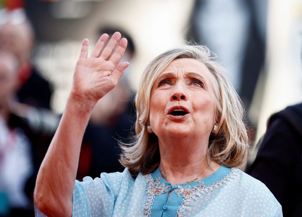 Η Χίλαρι Κλίντον σε σπάνια εμφάνιση στο κόκκινο χαλί του Φεστιβάλ Κινηματογράφου της Βενετίας 2022