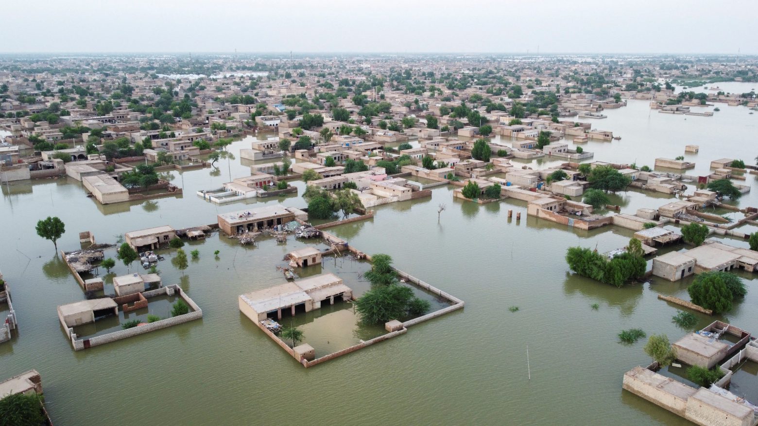 Ασυνήθιστοι μουσώνες πλημμύρισαν το 1/3 του Πακιστάν τις τελευταίες εβδομάδες (Reuters)