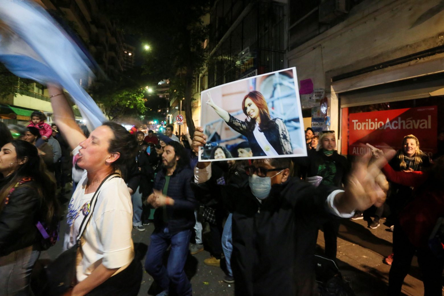 Αργεντινή: Μαζικές διαδηλώσεις υπέρ της αντιπροέδρου Κίρσνερ μία ημέρα μετά την απόπειρα δολοφονίας της