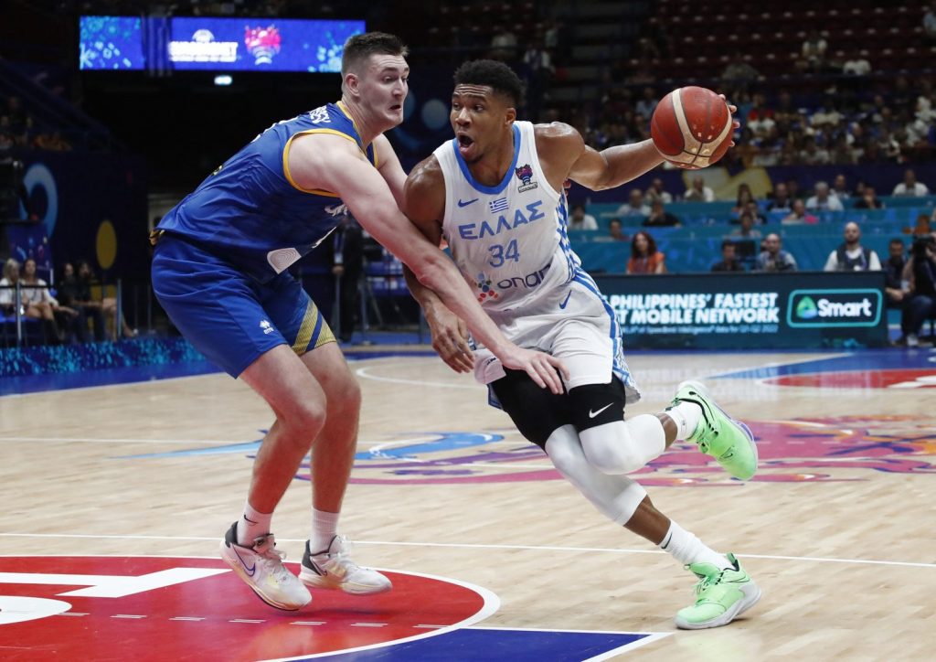 Το αγριεμένο ξεκίνημα του Γιάννη κόντρα στην Ουκρανία και η συνεργασία με τον Θανάση