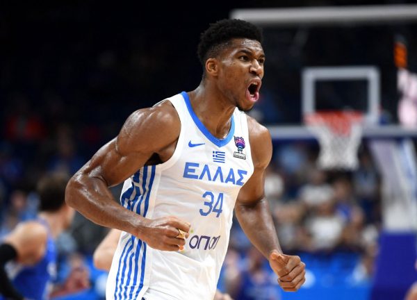 Γιάννης Αντετοκούνμπο: «Ο ήρωας των Ελλήνων που έψαχνε φαγητό στα σκουπίδια» γράφει η Bild