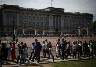 Βασίλισσα Ελισάβετ: Πλήθος κόσμου στήνεται στην ουρά για το λαϊκό προσκύνημα
