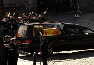 Βασίλισσα Ελισάβετ: Φεύγει από το Εδιμβούργο η σορός της και μεταφέρεται στο Λονδίνο – Δείτε live