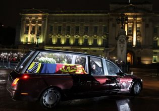 Βασίλισσα Ελισάβετ: Στο Mπάκιγχαμ η σορός της για το λαϊκό προσκύνημα