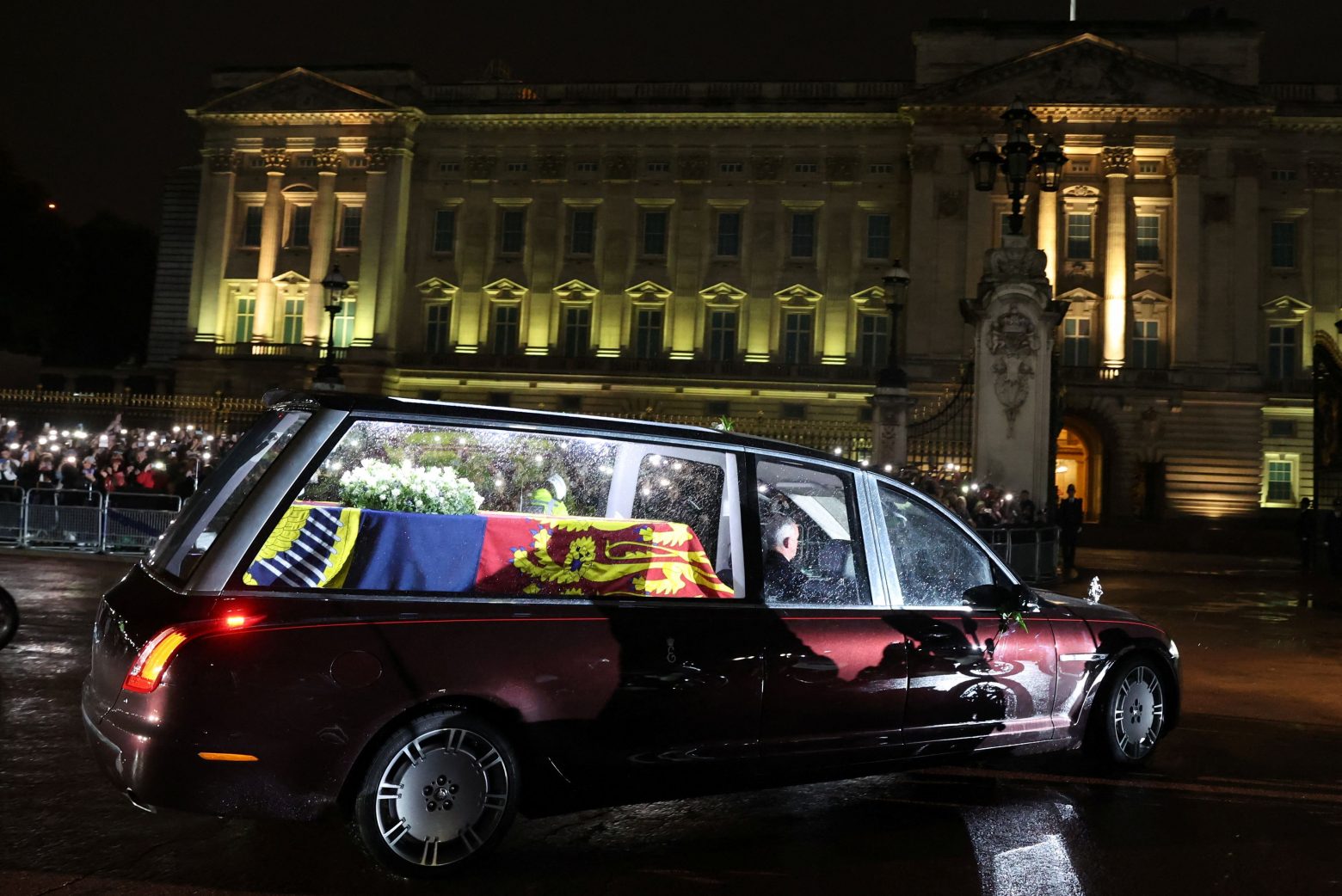 Βασίλισσα Ελισάβετ: Στο Mπάκιγχαμ η σορός της για το λαϊκό προσκύνημα
